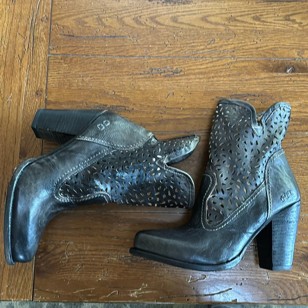 Bed Stu Irma Boots Women’s Graphite Leather Laser Cut Heeled Booties NWT Size 10